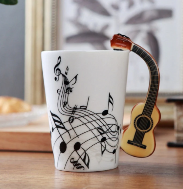 Mug dengan cetakan gambar alat musik favorit seperti gitar atau drum